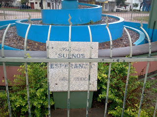 La fuente de los sueños y esperanzas, apagada y tras las rejas.